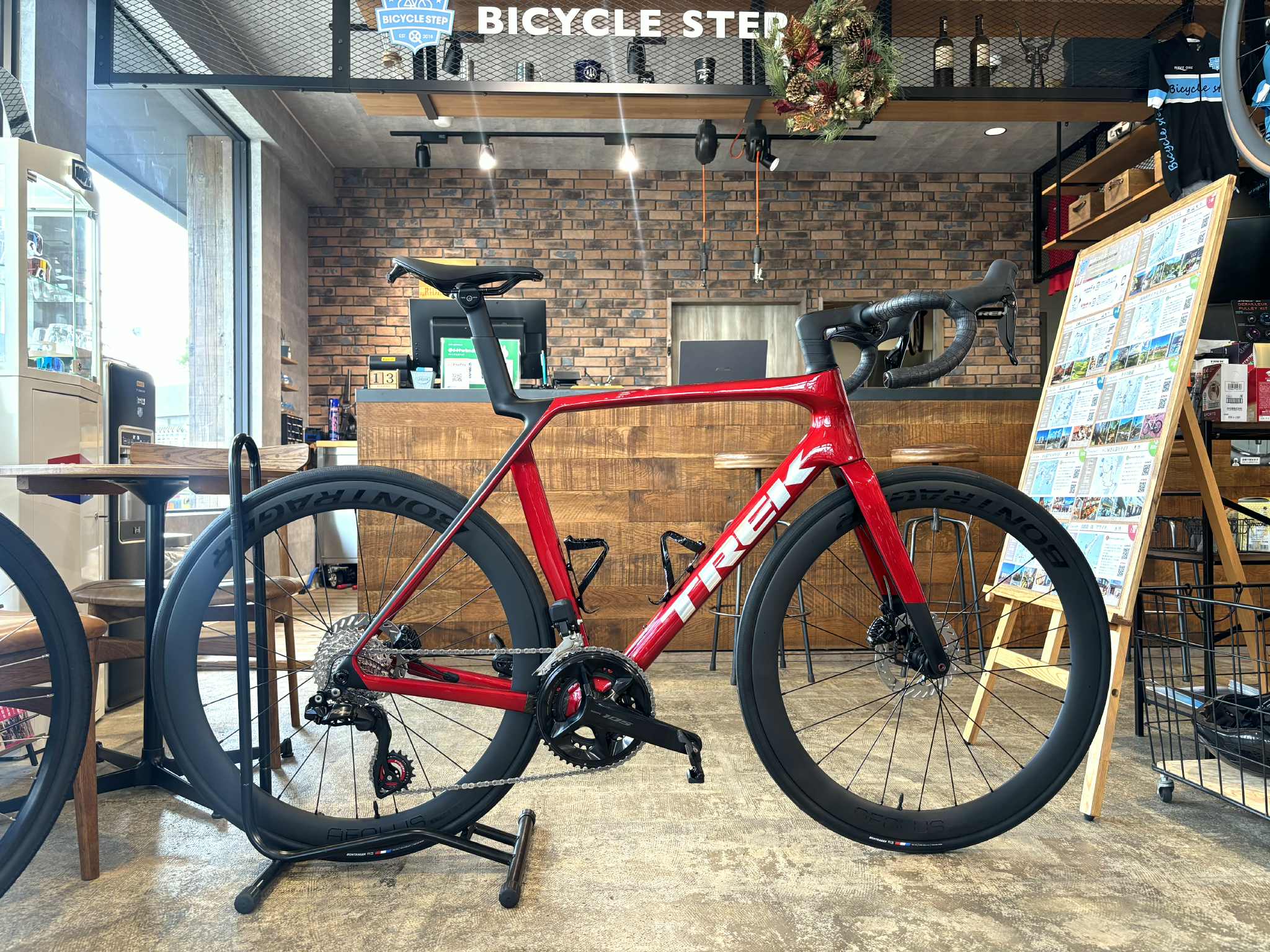 Madone Gen 8 の新色が続々入荷中！！